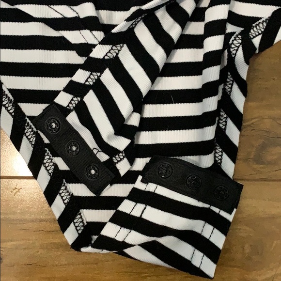 *🎉3 for 15* Black and White Striped Bodysuit - Picture 2 of 3